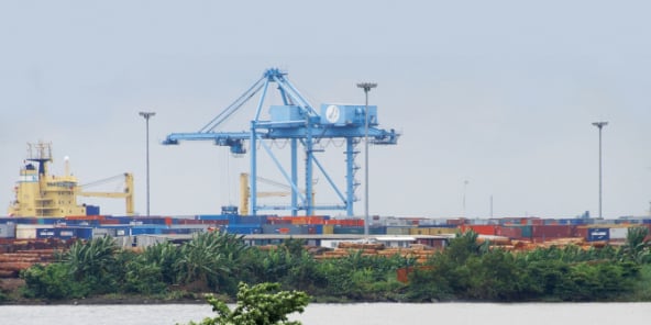 Vue du port industriel de Douala