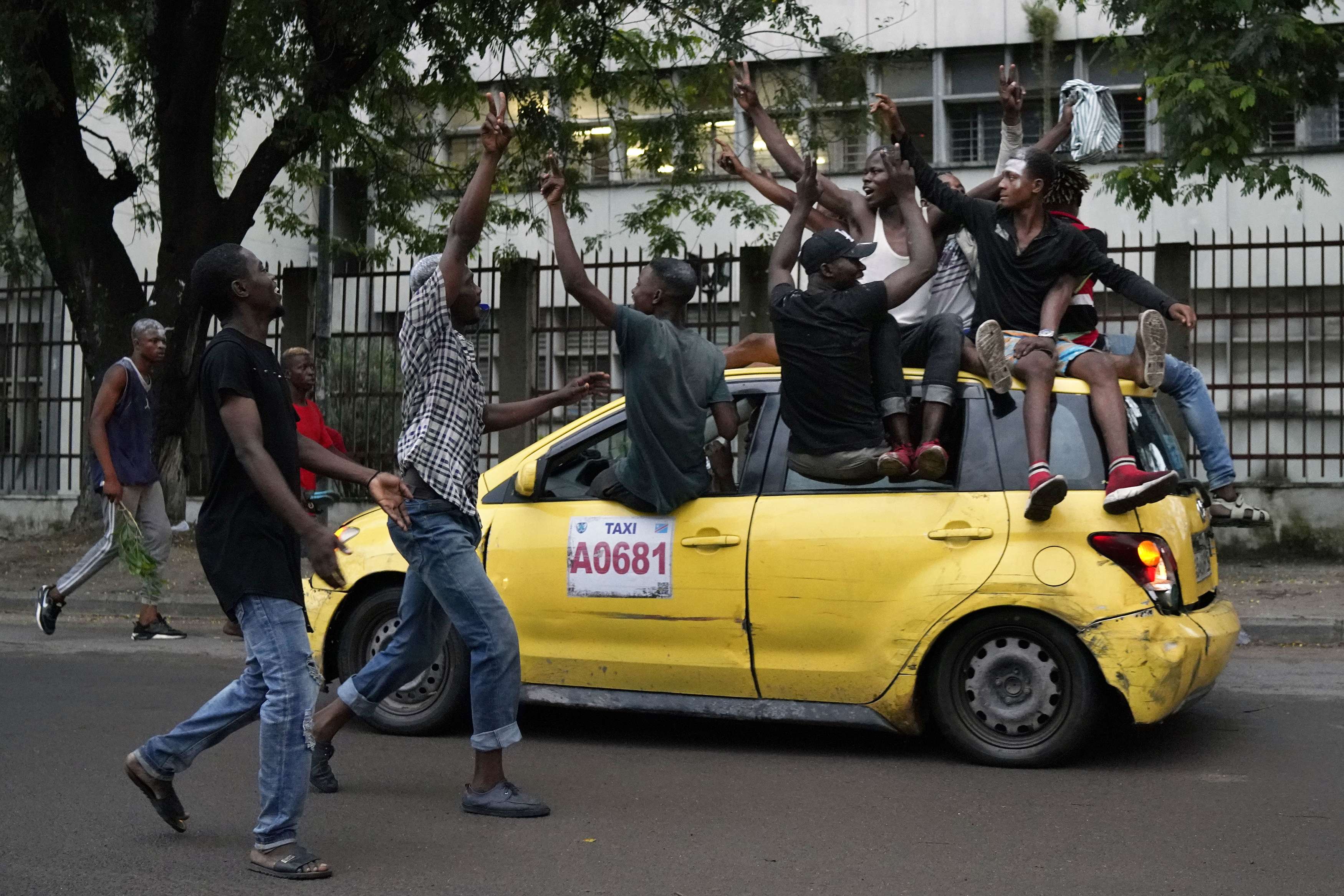 Des supporters de Félix Tshisekedi dans les rues de Kinshasa pour célébrer la victoire de leur candidat. © Jerome Delay/AP/SIPA