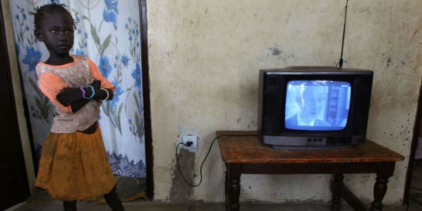 Une fillette à côté d'un écran de télé, à Cherif Lo, près de Tivaouane au Sénégal, en 2005.