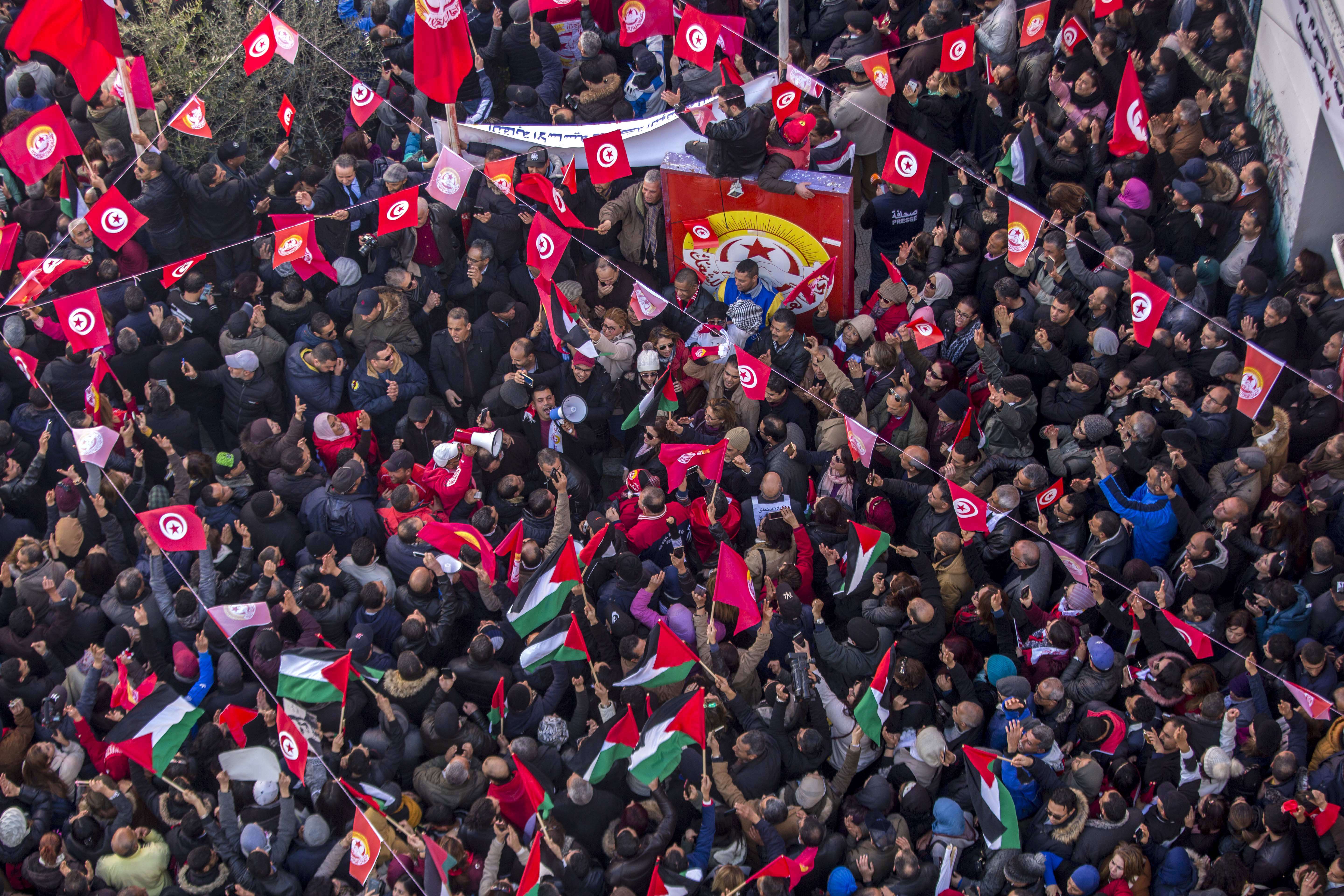 Des manifestants devant le siège de l’UGTT à Tunis, jeudi 17 janvier 2019. © Hassene Dridi/AP/SIPA