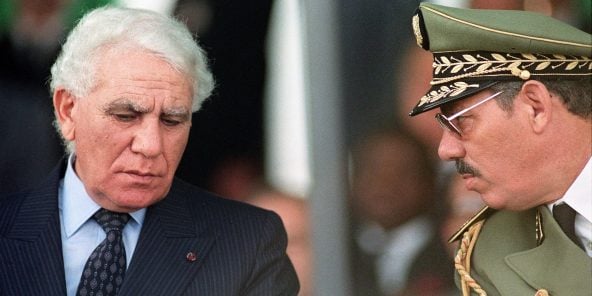 Le président Bendjedid (à g.) et le général Khaled Nezzar, en 1989,à Alger. © AFP