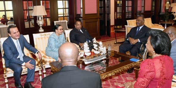 Dans la foulée de la prestation de serment, le 15 janvier à Libreville. À la droite d’Ali Bongo Ondimba, Julien Nkoghe Bekalé, désormais Premier ministre.