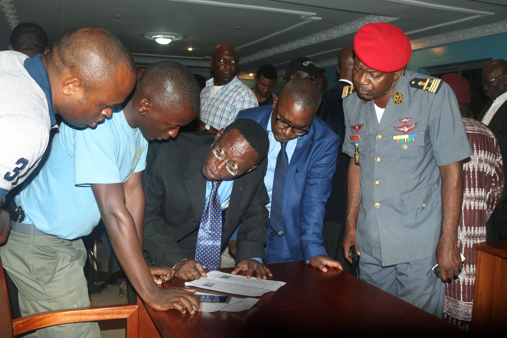 Fontem Neba (en costume sombre) et Felix Agbor Balla (à sa g.), du Consortium de la société civile anglophone du Cameroun, le 1er septembre 2017. À la pointe de la contestation en 2016, ils ne sont pas favorables à la lutte armée. © Stringer/REUTERS