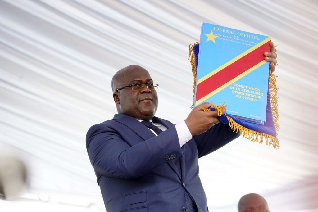 Félix Tshisekedi brandissant la Constitution congolaise, le jour de son investiture à la présidence de la République.