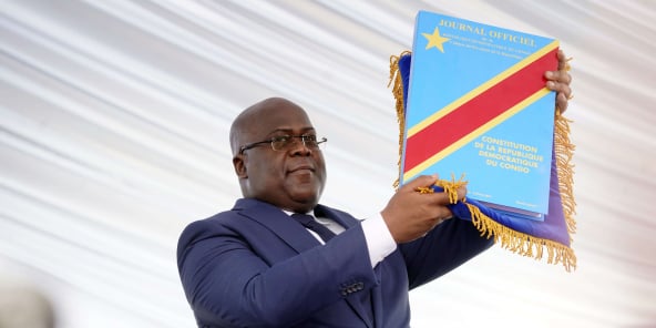 Félix Tshisekedi brandissant la Constitution congolaise, le jour de son investiture à la présidence de la République.