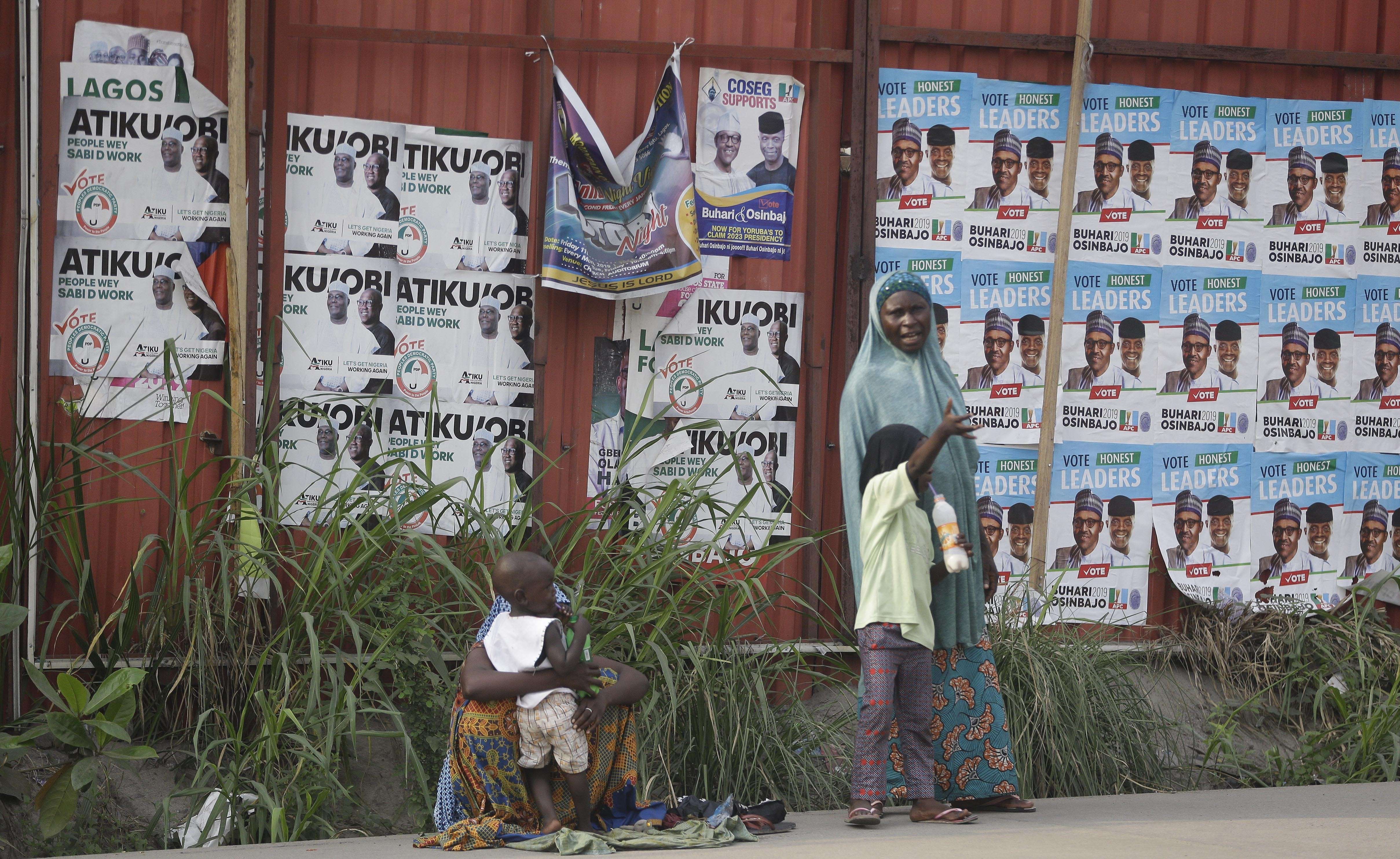 Les affiches de la campagne du président nigérian Muhammadu Buhari, et d'Atiku Abubakar, dans une rue de Lagos, au Nigeria. © Sunday Alamba/AP/SIPA