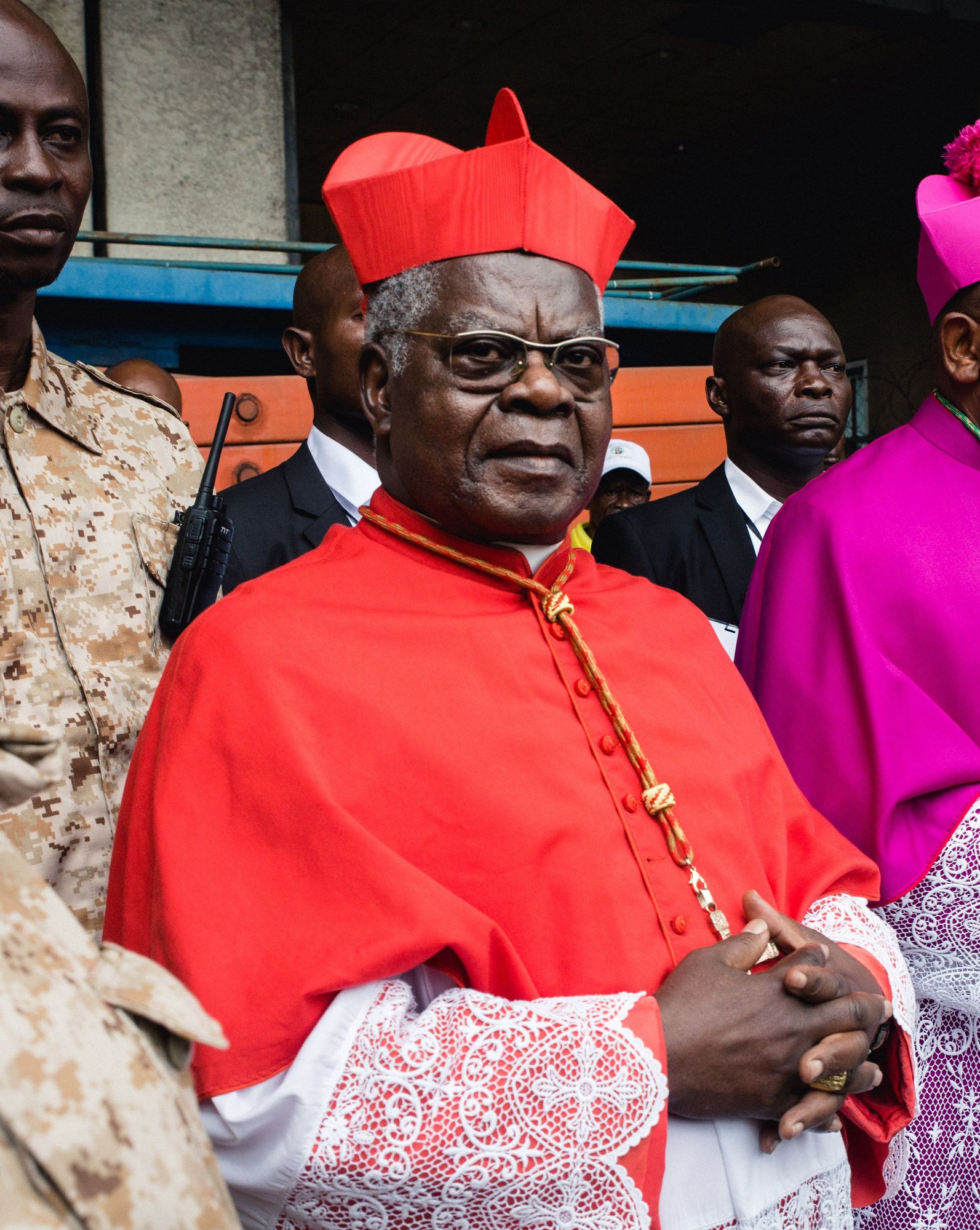 Dans le Stade des Martyrs, le Cardinal Mosengwo (rouge) et Msgr Fridolin (violet) effectuent un tour de stade devant la foule en liesse pour leur passation de pouvoirIn the Stadium of the Martyrs, Cardinal Monsengwo (red) and Msgr Fridolin (purple) perform a stadium round in front of the cheering crowd for their transfer of power//QUENTINBRUNO_1621.0205/Credit:Quentin Bruno/SIPA/1812181158