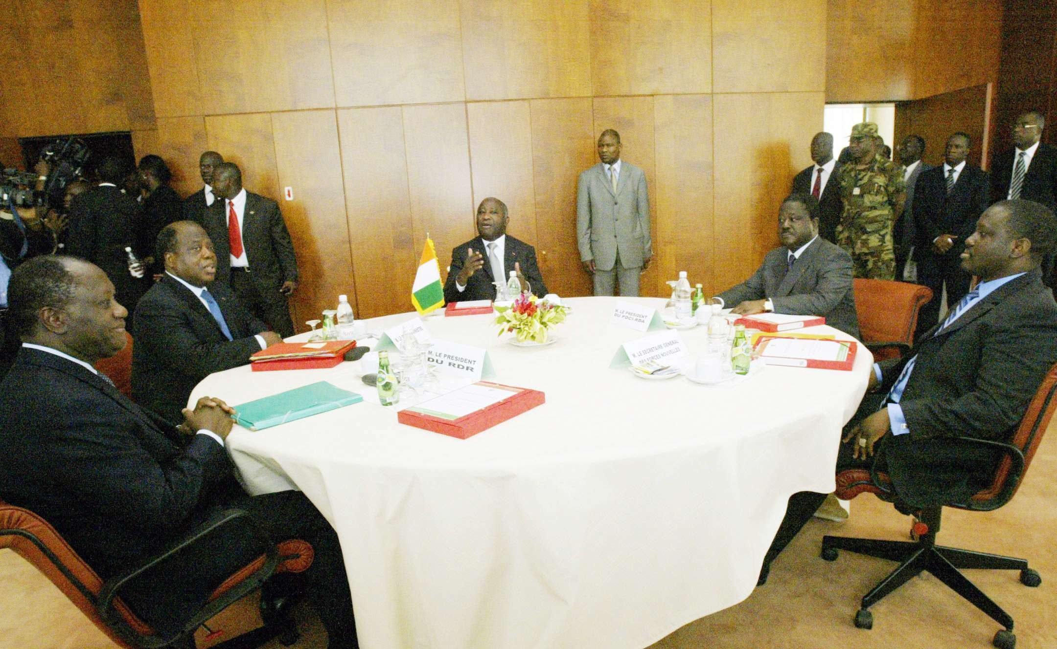 Alassane Ouattara (1er g.), Laurent Gbagbo (au centre) et Henri Konan Bédié (2e d.), le 28 février 2006 à Yamoussoukro.