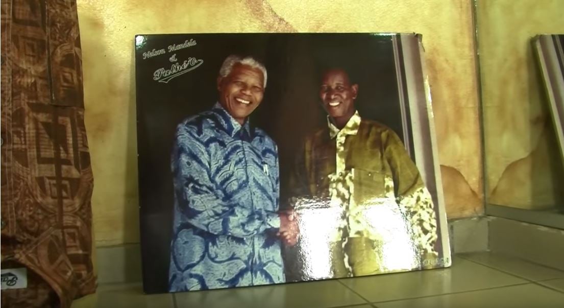Dans son atelier d'Abidjan, Pathé'O garde une photo de Nelson Mandela portant l'une de ses chemises. © Capture écran/YouTube/AFP