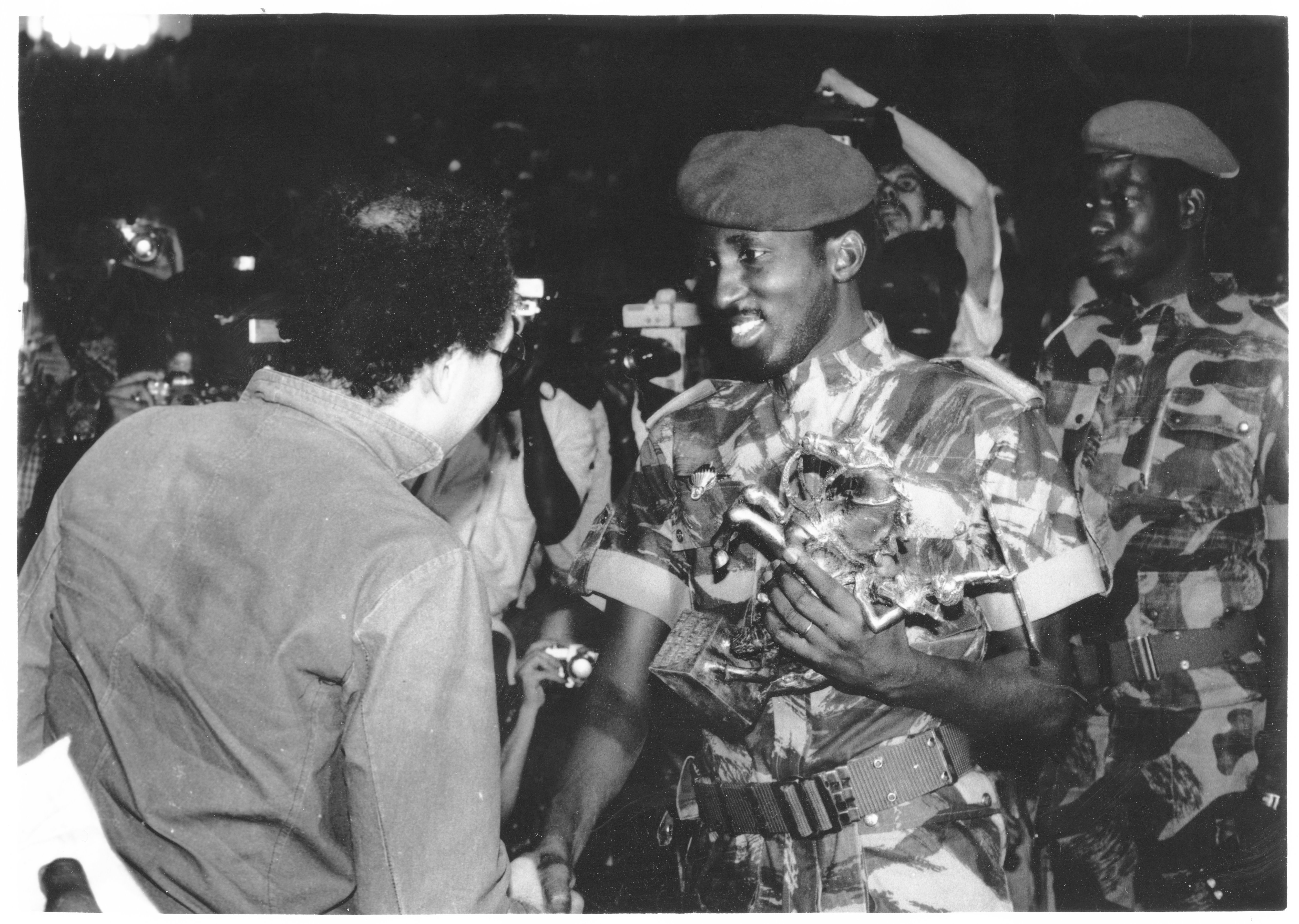 Thomas Sankara et le réalisateur algérien Brahim Tsaki, lors du Fespaco en 1985.