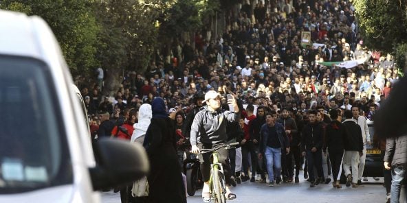 Des manifestants défilent dans les rues de la capitale algérienne, Alger, pour dénoncer la candidature du président Abdelaziz Bouteflika à un cinquième mandat, vendredi 22 février 2019.