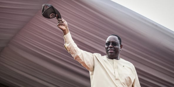 Le président Macky Sall salue ses supporters pendant sa campagne à Guediawaye le 20 février 2019.