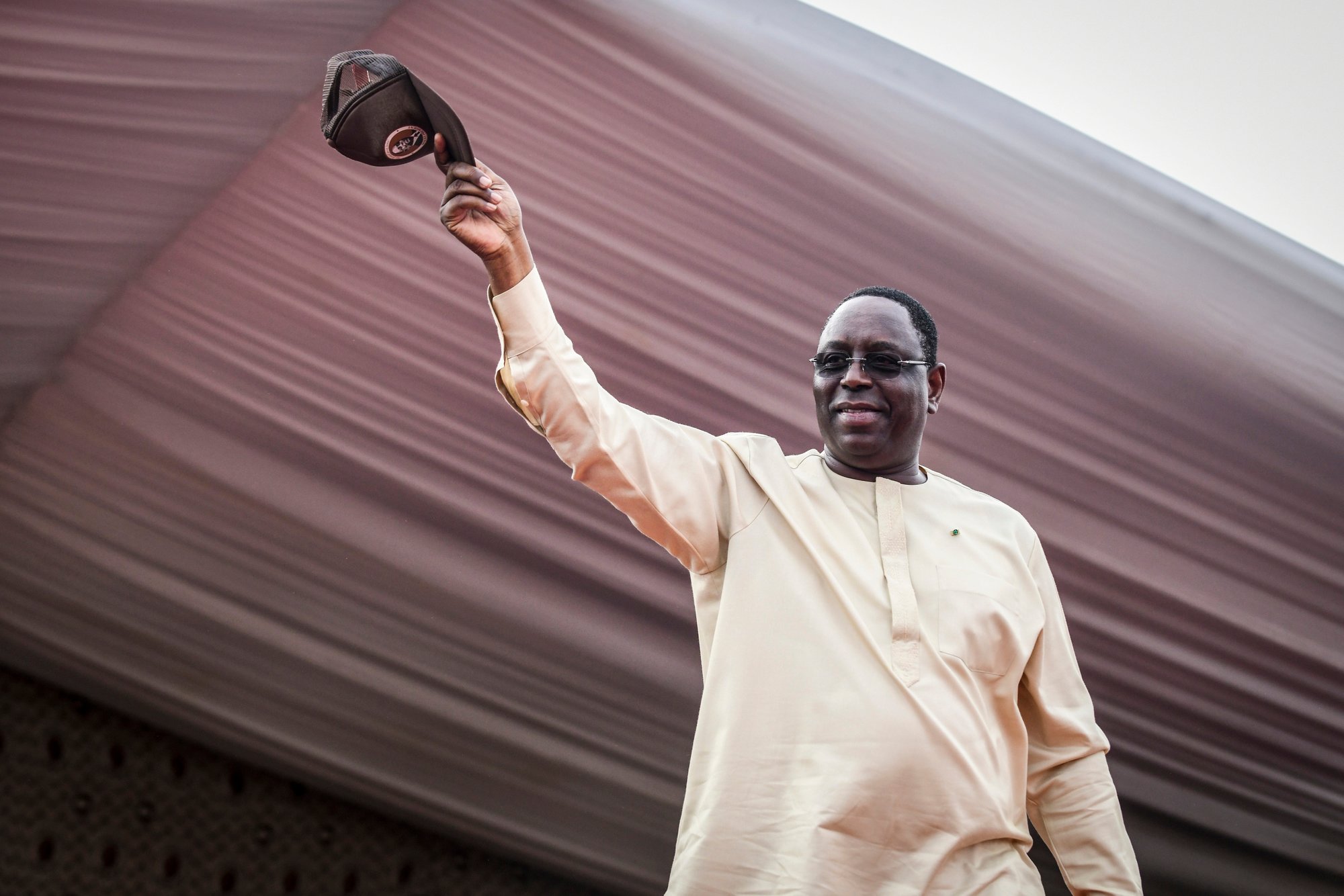 Le président Macky Sall salue ses supporters pendant sa campagne à Guediawaye le 20 février 2019.