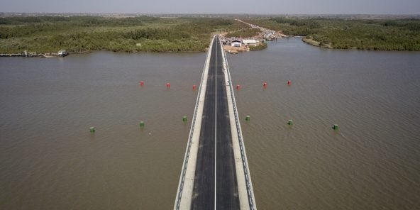 Macky Sall et Adama Barrow respectivement présidents du Senegal et de la Gambie participent à l'inauguration du pont de Farafenni, il mesure 942 mètres et traverse le fleuve Gambie, une oeuvre de l'entreprise espagnole Arezki. le 21 janvier 2019. Photo : Sylvain Cherkaoui pour JA