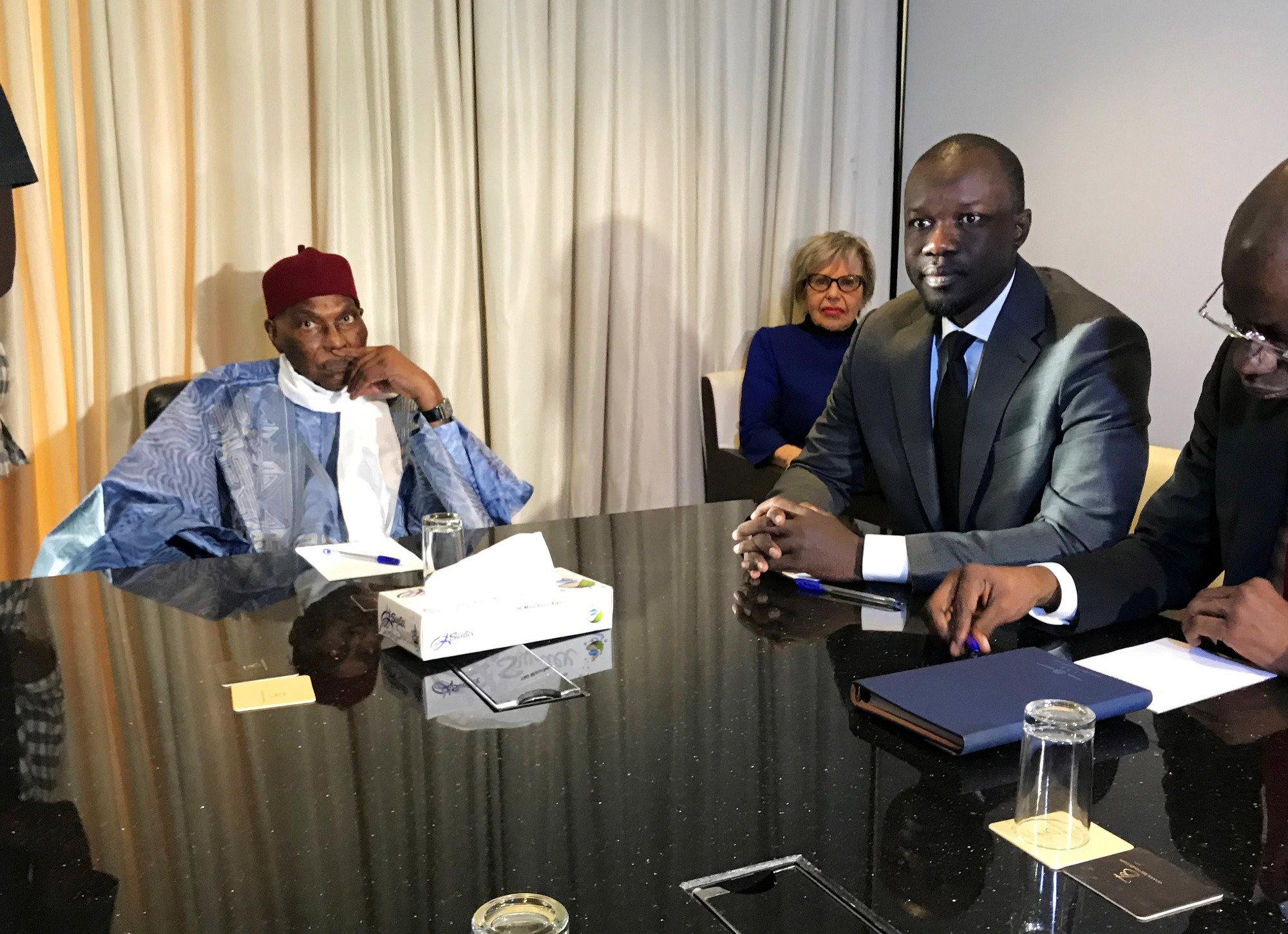 Abdoulaye Wade avec le candidat Ousmane Sonko lors d’une rencontre très médiatisée à l’hôtel Terrou-Bi, le 9 février.