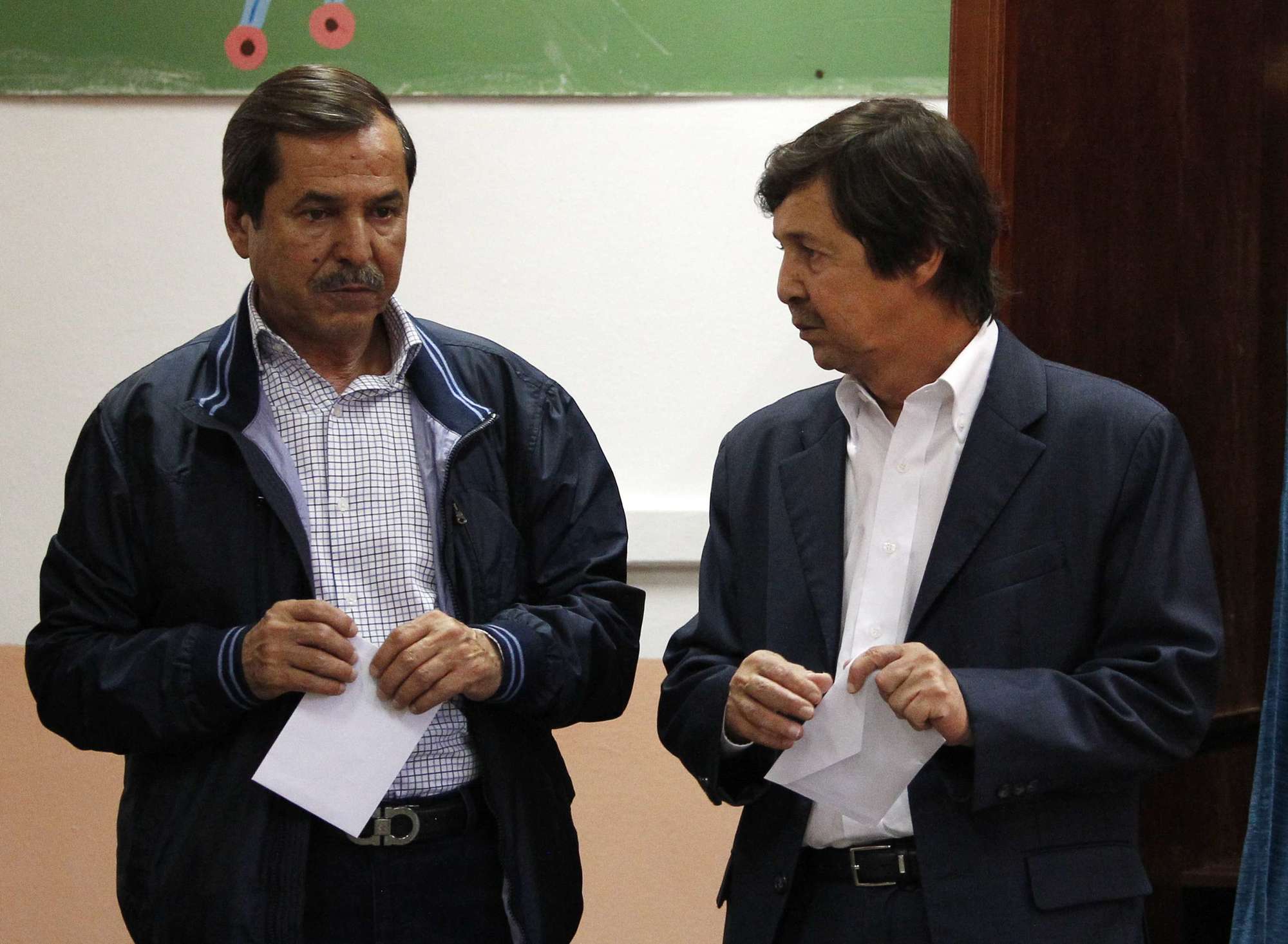 Saïd (à dr.) et Nasser Bouteflika, les deux frères du président, en mai 2017. © Sidali Djarboub/AP/SIPA