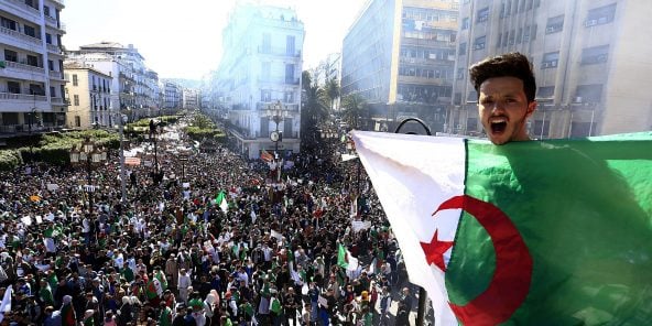 Un manifestant au-dessus du rassemblement dans le centre d’Alger, vendredi 15 mars 2019.