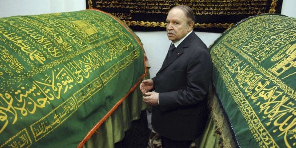 Le président algérien Abdelaziz Bouteflika priant au mausolée de Tlemcen, en avril 2011.