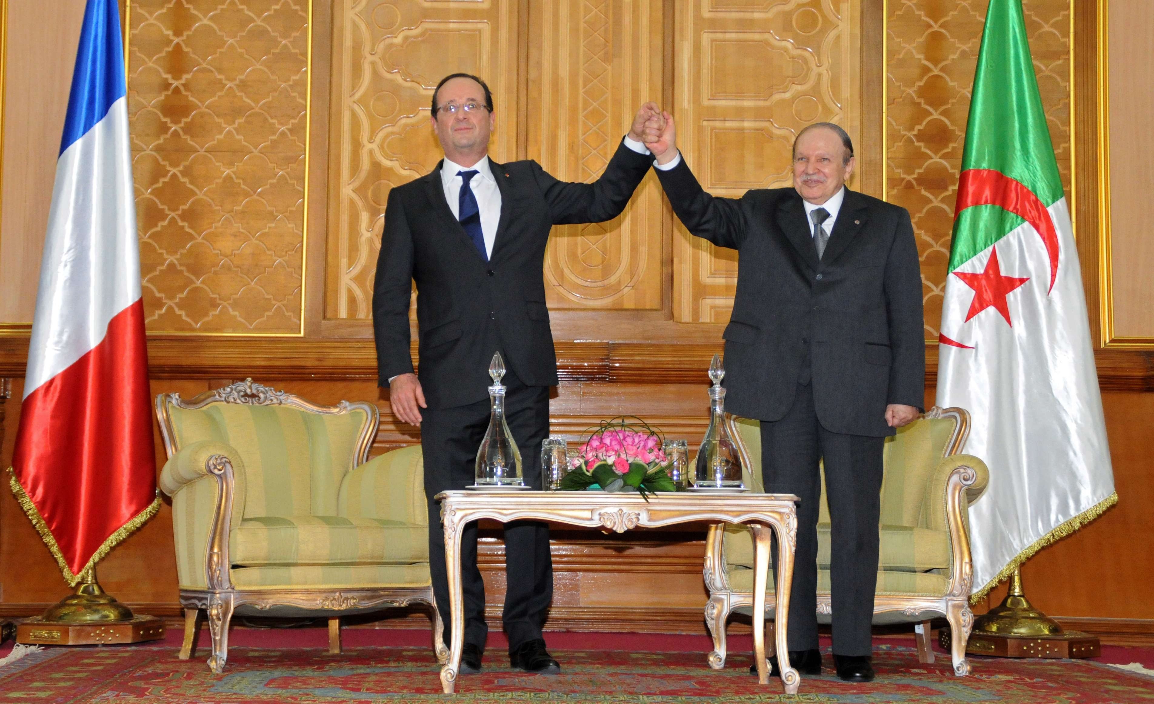Abdelaziz Bouteflika (à dr.) et François Hollande à Tlemcen, lors d'une visite du président français en Algérie en 2012.