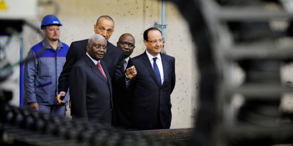 Au premier plan, l’ex-président Armando Guebuza et son homologue français de l’époque, François Hollande, à Cherbourg, en septembre 2013. Au second plan, Iskandar Safa, patron de Privinvest.