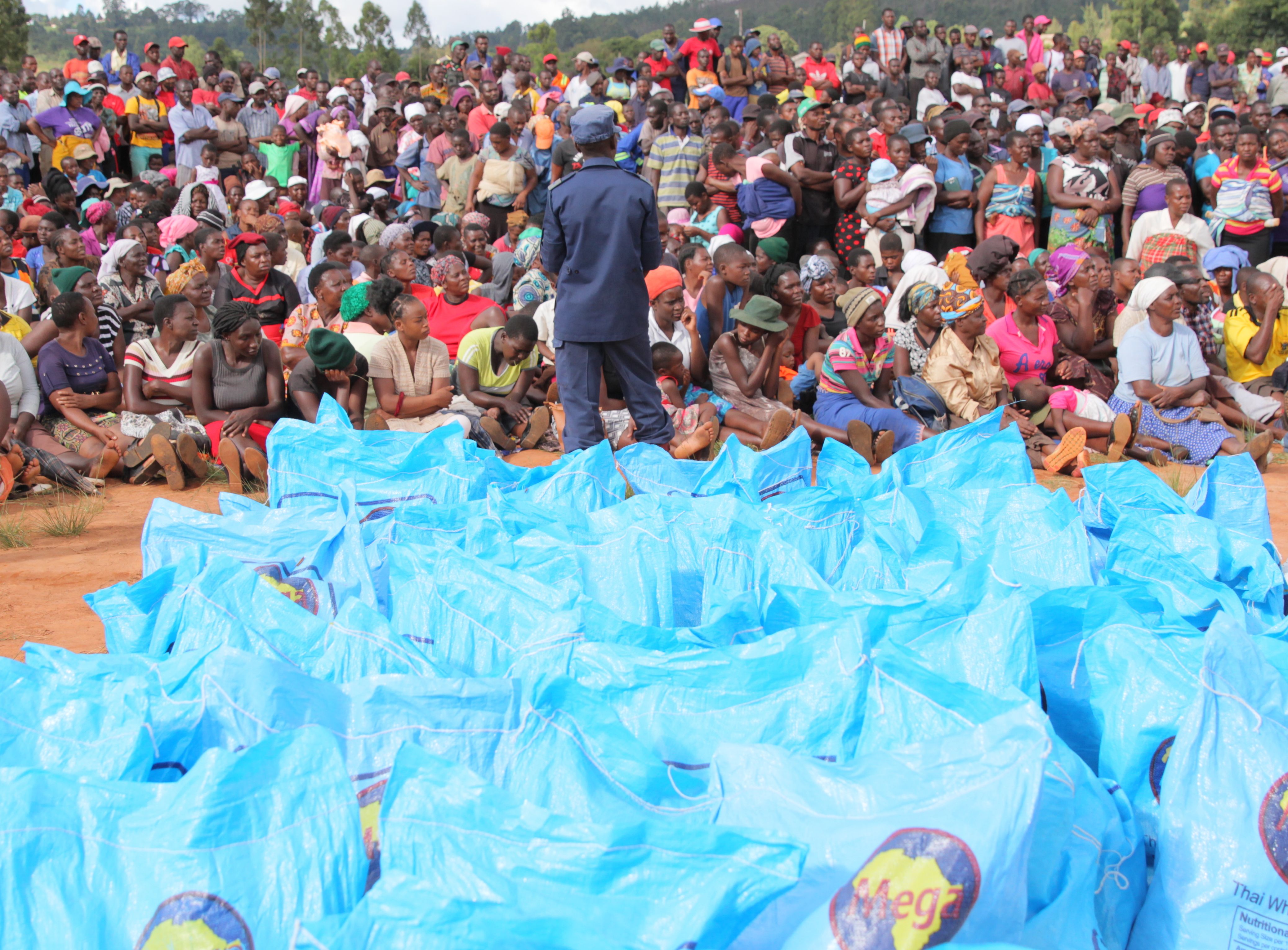 A Chimanimani, des personnes attendent les donations de nourriture, le 22 mars 2019 après le passage du cyclone Idai qui a fait 139 victimes au Zimbabwe. © SIPA