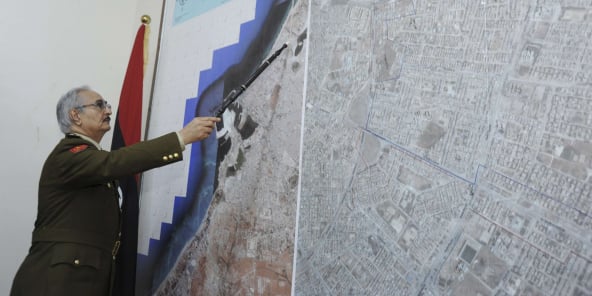 Le maréchal Khalifa Haftar en 2015 lors d’un entretien avec l’agence américaine Associated Press (photo d’illustration).