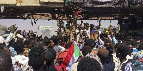 Des manifestants dans les rues de Khartoum, le 8 avril 2019.