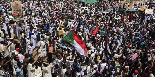 Des manifestants dans la capitale soudanaise Khartoum, vendredi 12 avril 2019.