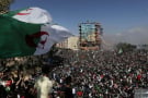 Des manifestants portent un drapeau algérien géant lors d'une manifestation à Bordj Bou Arreridj, vendredi 26 avril 2019.