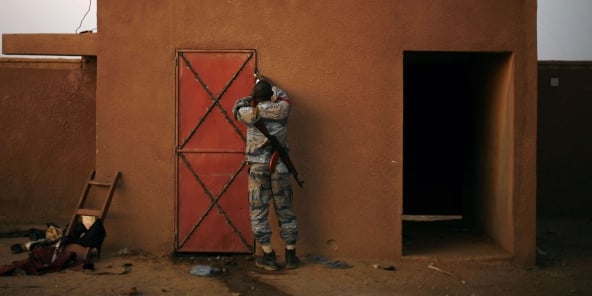 Un soldat malien ferme une cellule dans laquelle des jihadistes sont détenus, à Gao, le 11 février 2013.