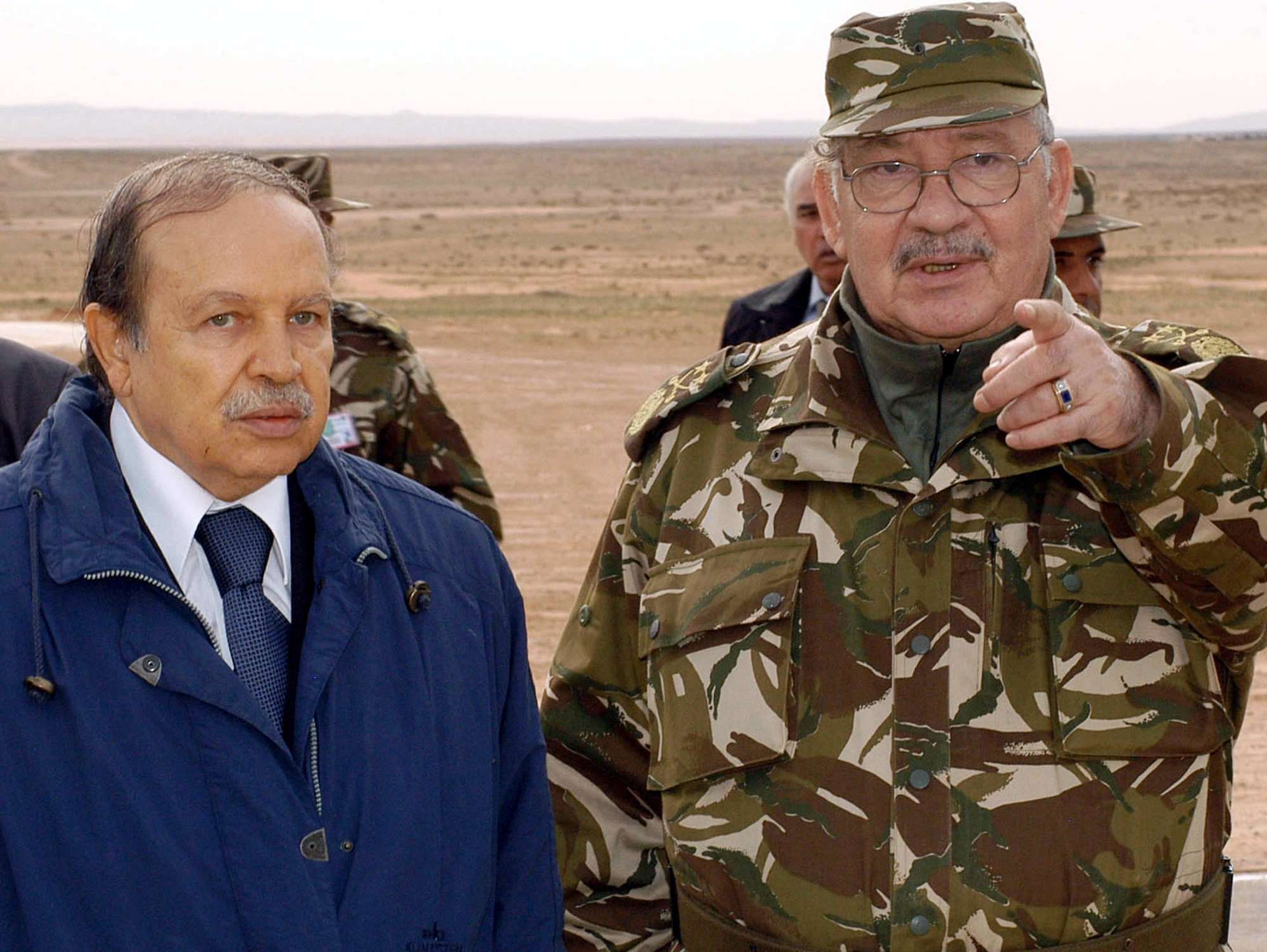 Ahmed Gaïd Salah aux côtés d'Abdelaziz Bouteflika, en 2005 à Hassi Bahbah (archives).
