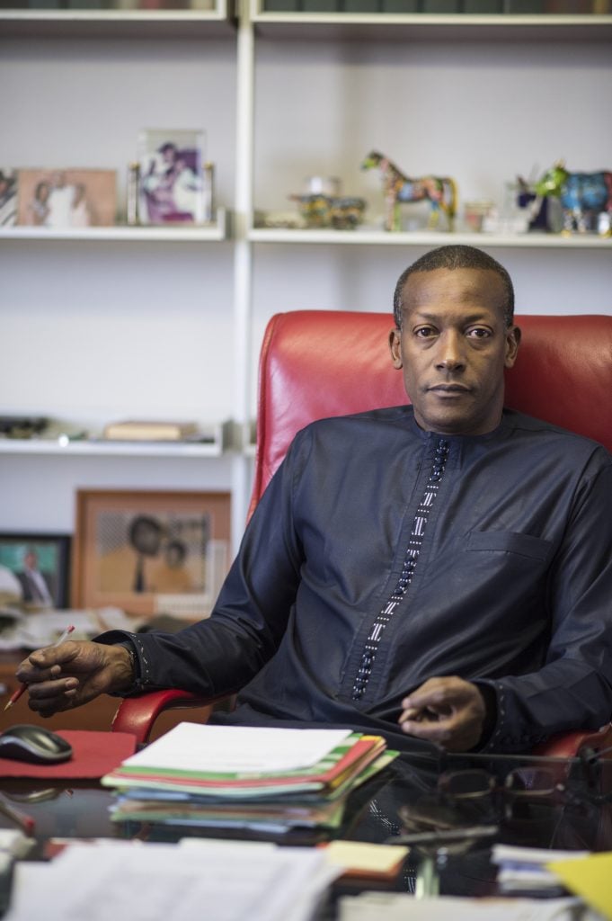 02/04/2015. Dakar. Sénégal. Portrait de Oumar Sow Directeur Général de la Compagnie Sahélienne d’Entreprises (CSE) dans son bureau à Dakar. ©Sylvain Cherkaoui pour Jeune Afrique © Sylvain Cherkaoui pour Jeune Afrique