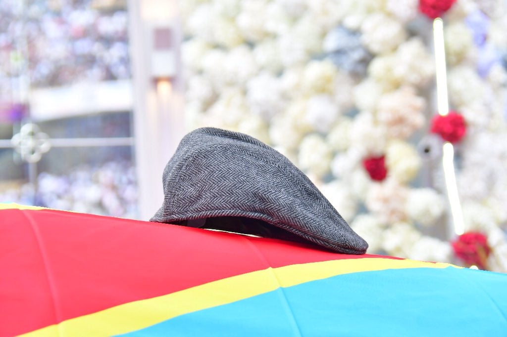 Le célèbre béret d’Etienne Tshisekedi, sur son cerceuil aux couleurs de la RDC, lors de la cérémonie d’hommage populaire le 31 mai 2019 à Kinshasa. © DR / Présidence RDC