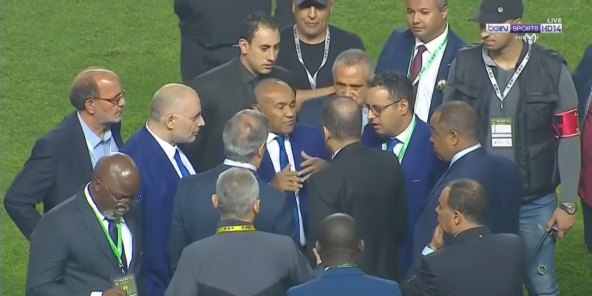 Le président de la CAF, Ahmad Ahmad (au centre), en discussion sur la pelouse lors de la finale de Ligue des champions entre l’Espérance sportive de Tunis et le Wydad Casablanca, vendredi 31 mai 2019.