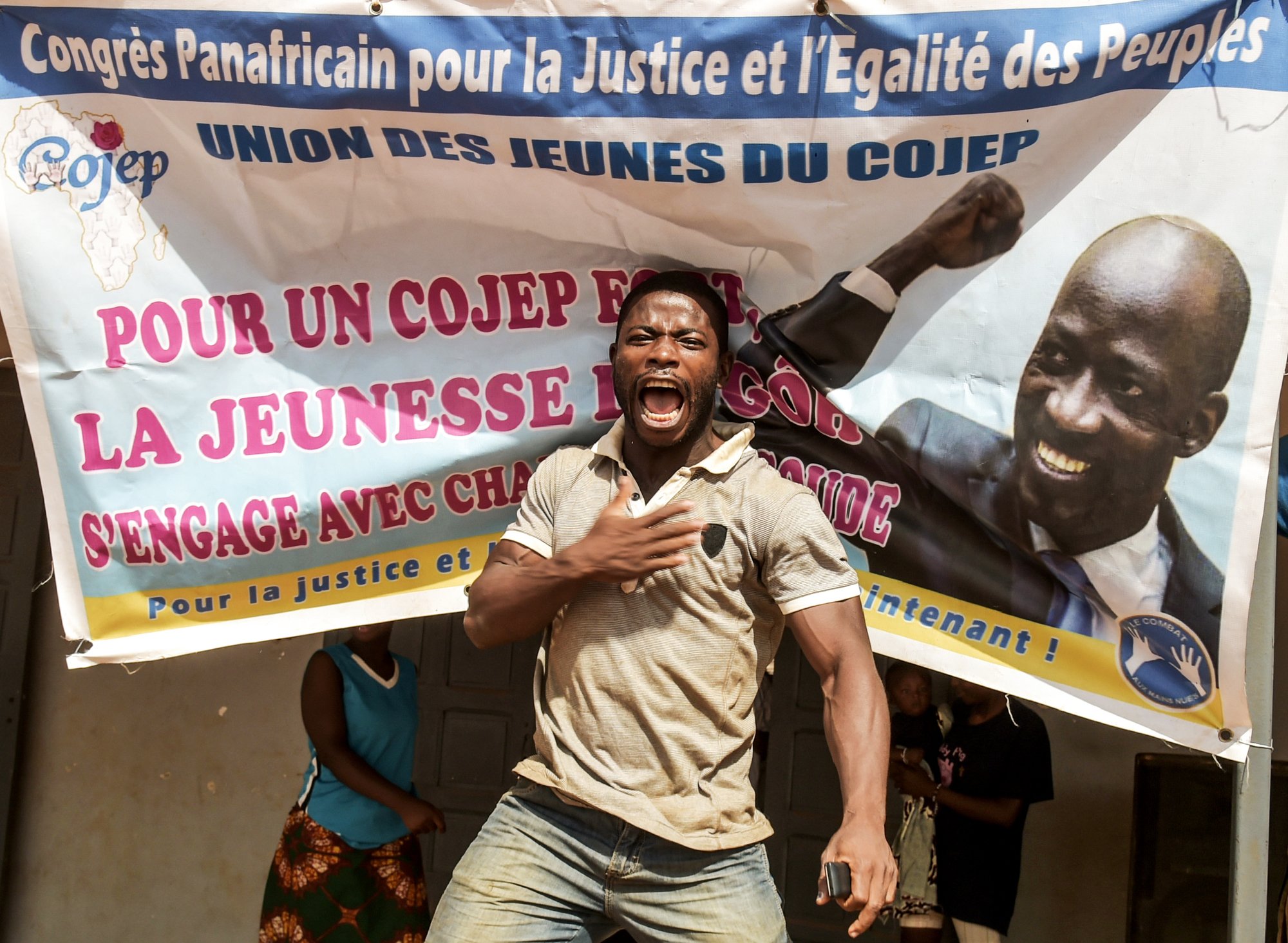 Un partisan de Blé Goudé fêtant son acquittement, le 15 janvier, à Abidjan.