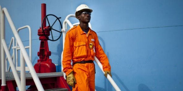Un employé sur une raffinerie à Pointe Noire, en février 2011 (archives JA).