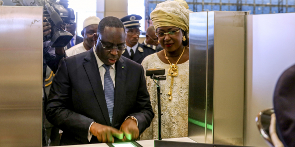 Le président sénégalais, Macky Sall, se pliant au processus d’identification lors de l’ouverture de l’aéroport Blaise-Diagne, le 7 décembre 2017.