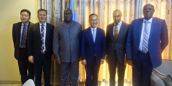 Félix Tshisekedi et Chen Xiaodong, le vice-ministre chinois des Affaires étrangères (au centre).