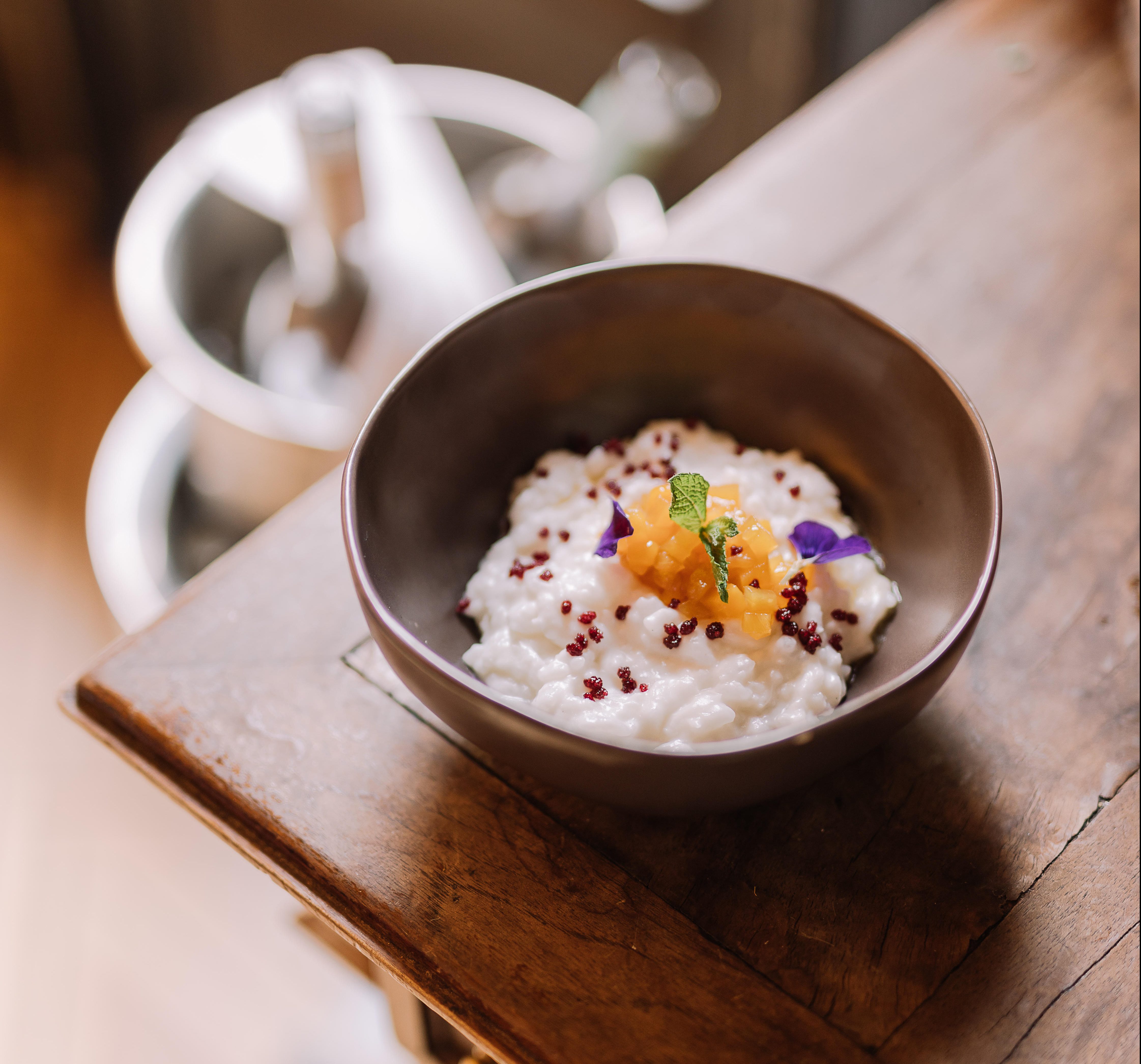 Le chef Pierre Thiam a été choisi pour redonner un goût de créativité locale à la cuisine du Pullman. © Sara Costa