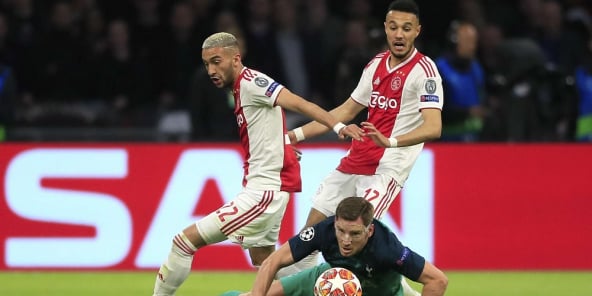 Les deux joueurs marocains Hakim Ziyech et Noussair Mazraoui avec leur club de l'Ajax, le 8 mai 2019.
