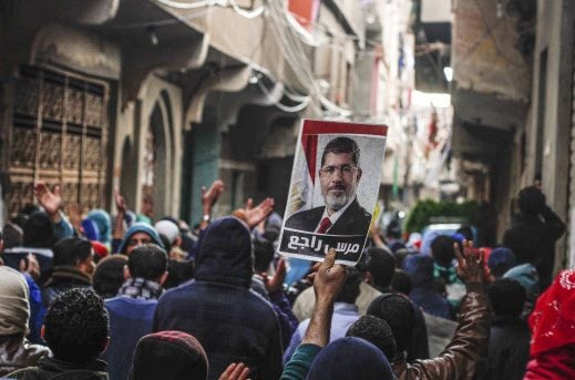 Le portrait de l'ex-président Morsi brandi dans les rues du Caire, en 2015.