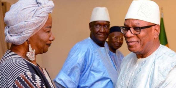 Le président Ibrahim Boubacar Keïta et Aminata Traoré, une des trois personnalités désignées comme facilitateur du dialogue politique, le 25 juin 2019 à Bamako, au Mali.