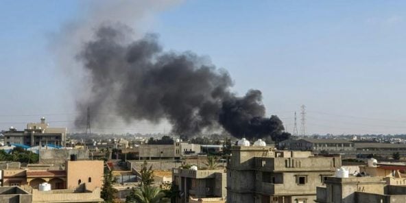 Une colonne de fumée s'élève à Tajoura, au sud de Tripoli (Libye), après une frappe aérienne, le 29 juin 2019.