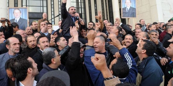 Rassemblement d'une centaine de travailleurs contre les lois du travail devant le siège de l'UGTA, en décembre 2011 à Alger.