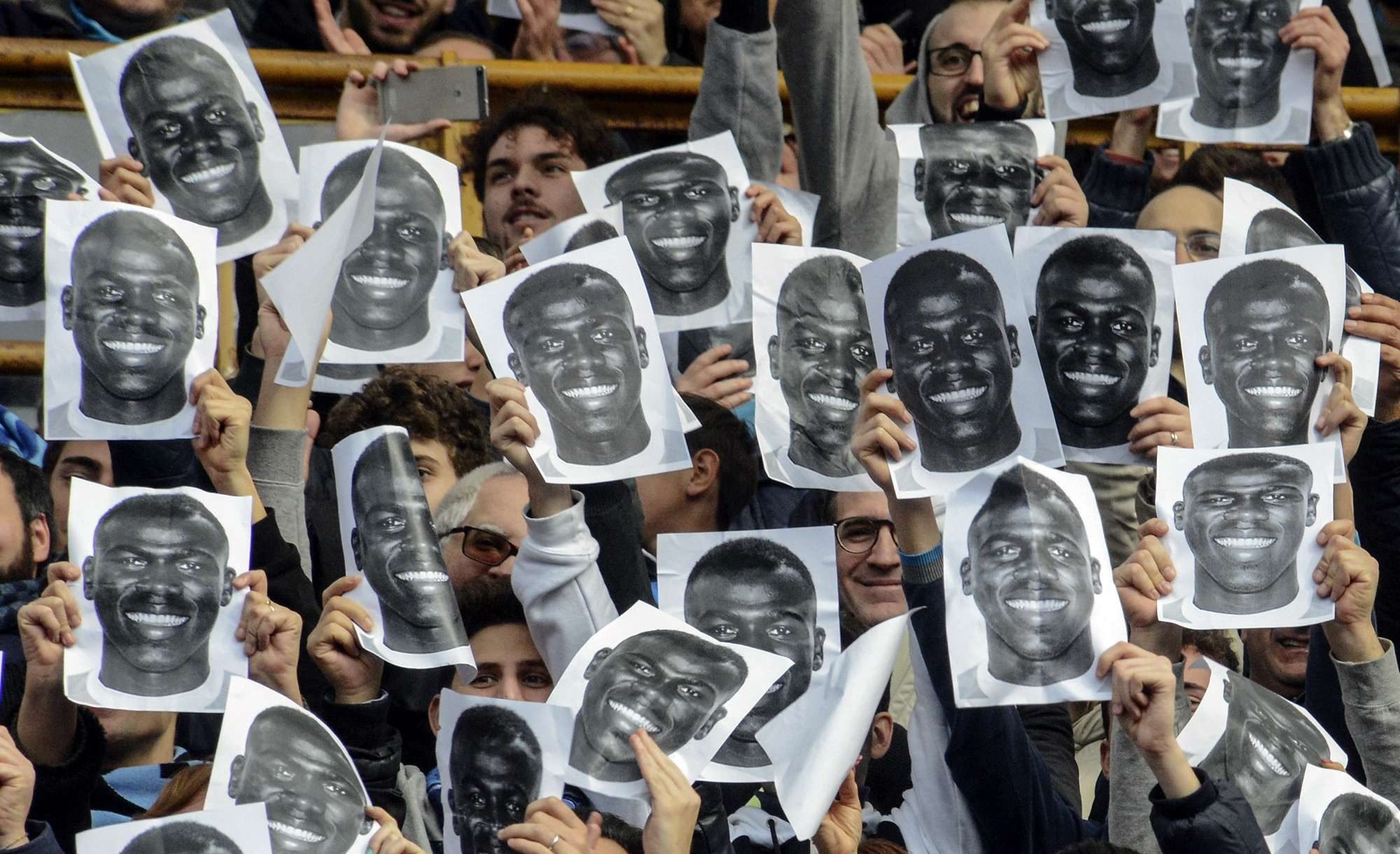 Des supporters napolitains tenant des portraits du défenseur Kalidou Koulibaly, avant le match de football de Serie A opposant Napoli et Carpi au stade San Paolo de Naples, en Italie, le dimanche 7 février 2016.