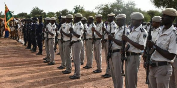 Des policiers burkinabè au garde à vous lors d'une cérémonie en octobre 2018 (illustration).