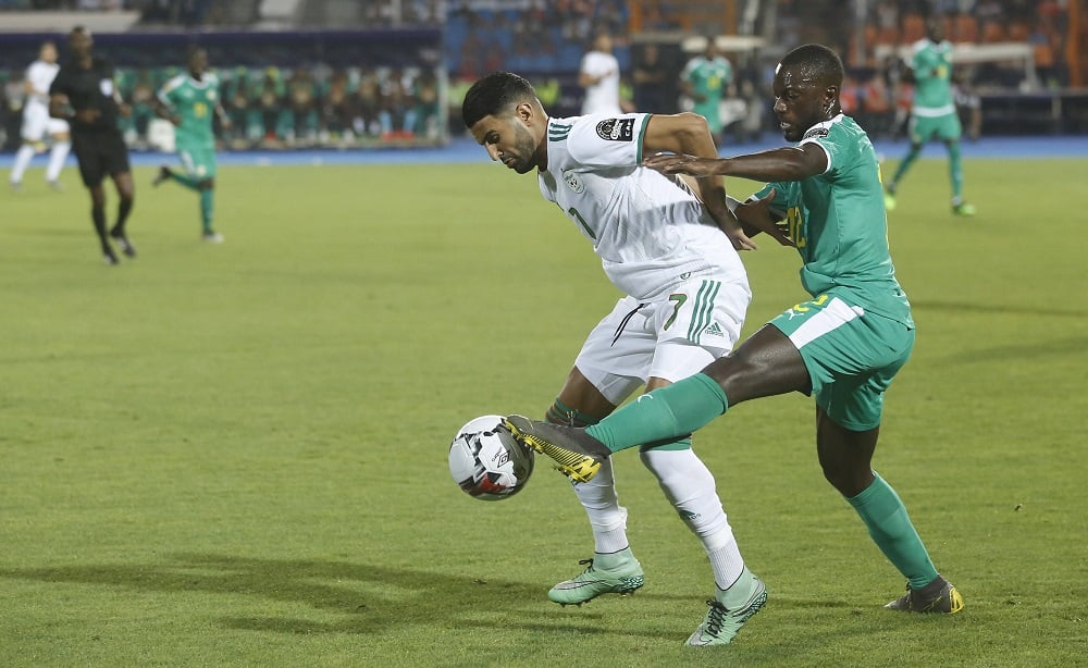 L'Algérien Riyad Mahrez Dispute Le Ballon Au Sénégalais Youssouf Sabaly En Finale De La Can 2019, Le 19 Juillet 2019 Au Caire.