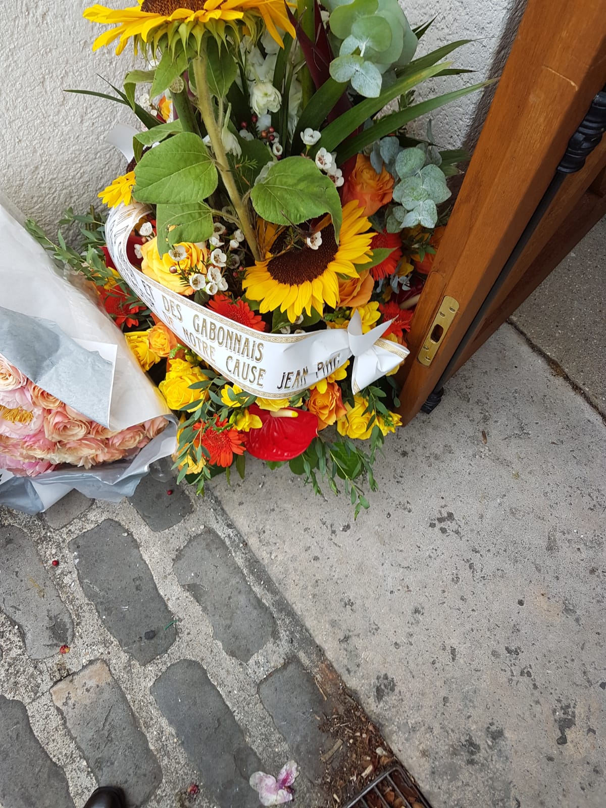 La couronne de fleurs offerte par le Gabonais Jean Ping pour les obsèques de Pierre Péan.