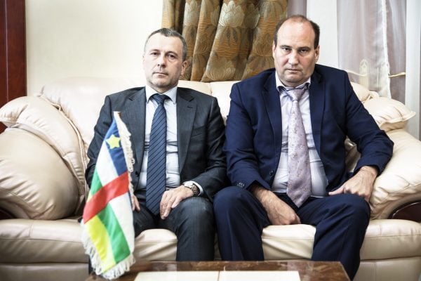 Deux Russes à Bangui : Viktor Tokmakov (à g.)et Valery Zakharov, en août 2018.