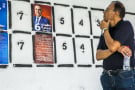 Un homme devant des affiches de campagne à Tunis, lundi 2 septembre 2019.